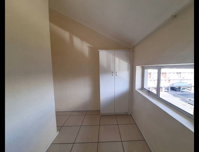 6 BEDROOM APARTMENT FOR SALE IN UITZICHT